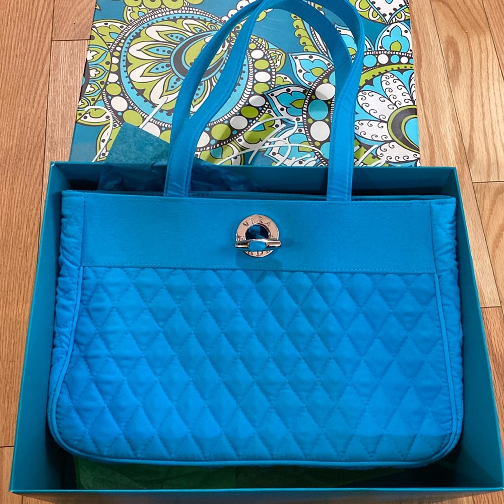 Vera Bradley quilted purse aqua. Excellent condition barely used.